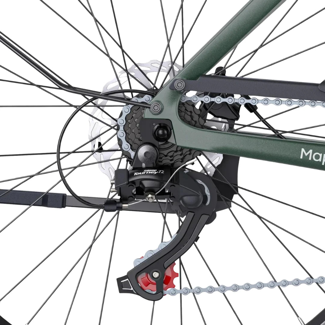 Izdelek je električno kolo, znamke Engwe, model Mapfour N1 Air. Na sliki je prikazan del zadnjega kolesa, ki vključuje verižnik, menjalnik in zavorni disk. Barva okvirja je temno zelena, kar daje kolesu sodoben in športen videz. Vidni so tudi detajli verige in menjalnika, kar nakazuje na kakovostno izdelavo in funkcionalnost.