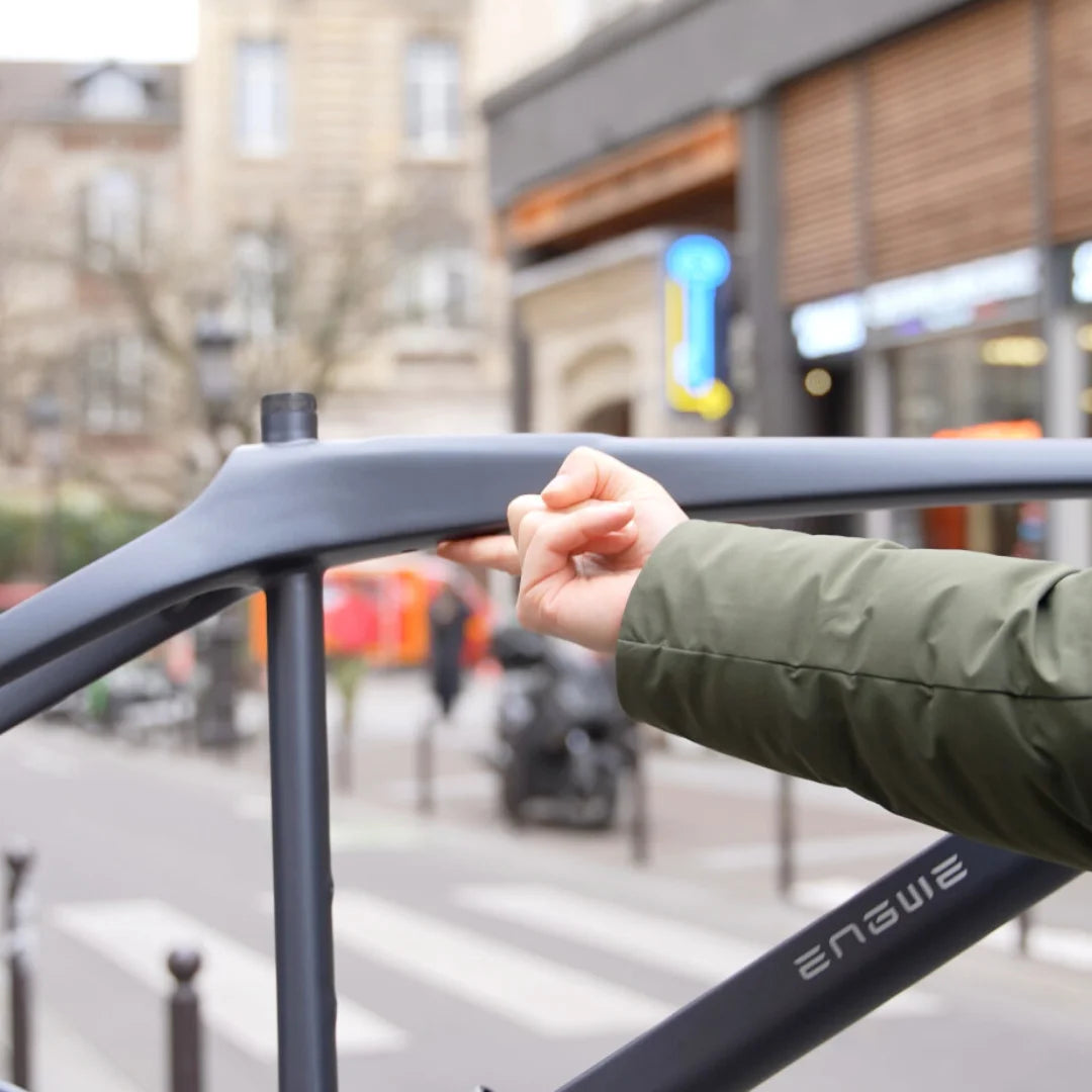 Roka prime okvir električnega kolesa Engwe Mapfour N1 Air v urbanem okolju.