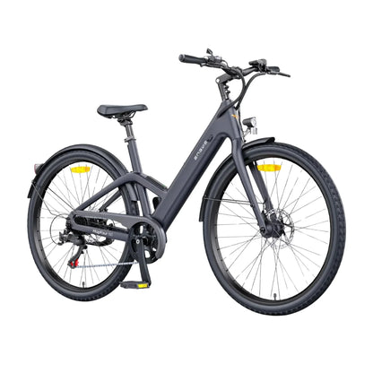 Izdelek na sliki je električno kolo, znamke Engwe, model MapFour N1. Kolo ima eleganten dizajn v temno sivi barvi, široka kolesa in udobno sedežno. Na sprednjem delu so vidne ročke za upravljanje, medtem ko je na zadnjem delu nameščen menjalnik. Kolo je zasnovano za udobno vožnjo po mestnih ulicah.