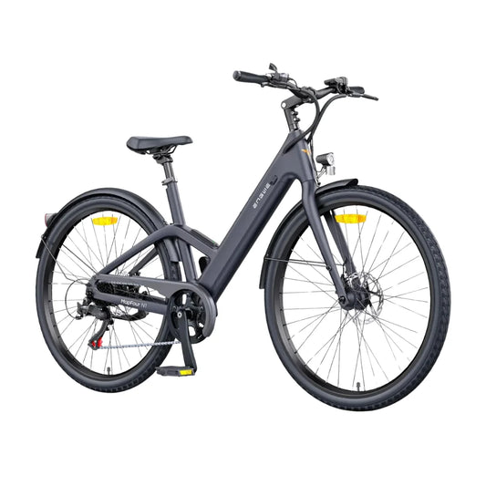 Izdelek na sliki je električno kolo, znamke Engwe, model MapFour N1. Kolo ima eleganten dizajn v temno sivi barvi, široka kolesa in udobno sedežno. Na sprednjem delu so vidne ročke za upravljanje, medtem ko je na zadnjem delu nameščen menjalnik. Kolo je zasnovano za udobno vožnjo po mestnih ulicah.