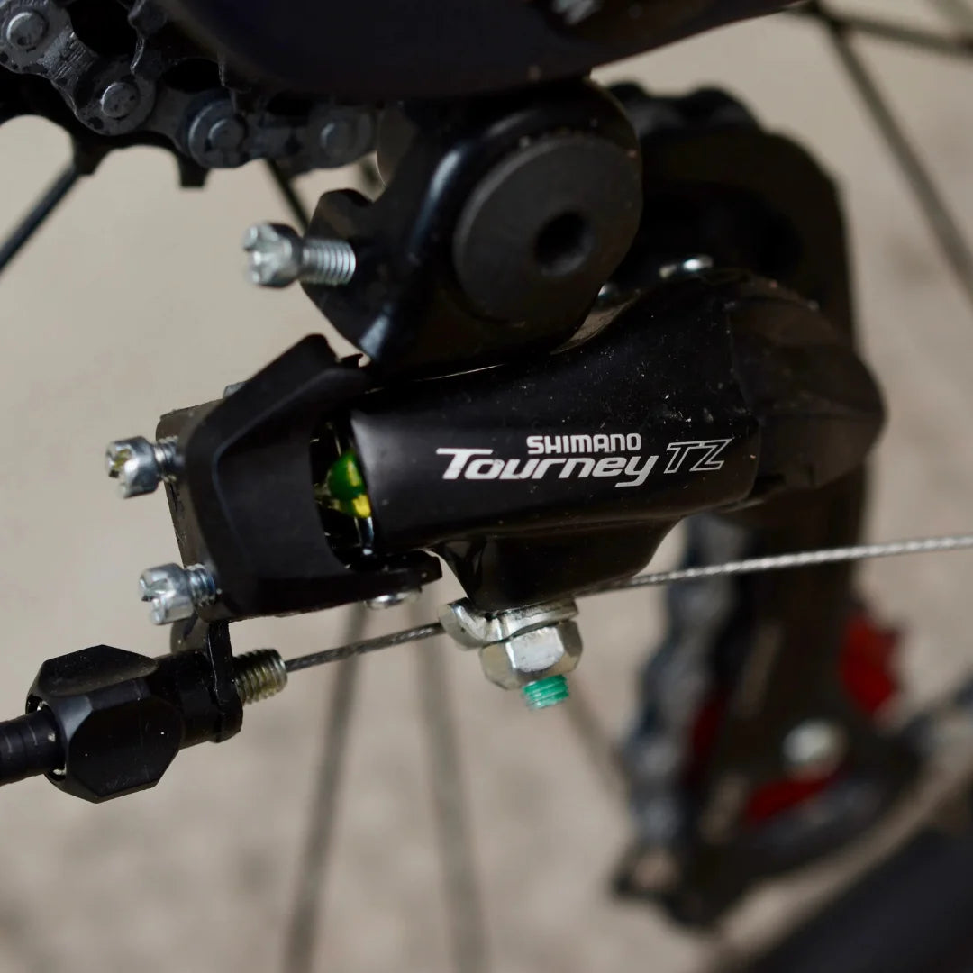 Od blizu posnet prestavni sistem Shimano Tourney TZ na električnem kolesu Engwe Mapfour N1 Air.