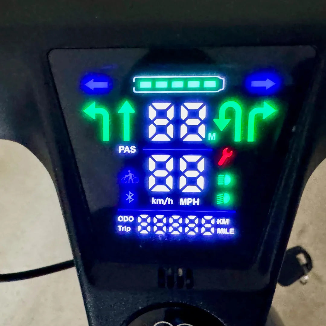 Zaslon električnega kolesa Engwe Mapfour N1 Air prikazuje hitrost in stanje baterije.