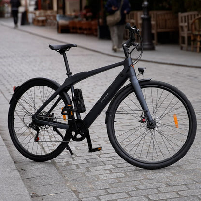 Elegantno črno Električno Kolo Engwe Mapfour N1 Air parkirano na tlakovani ulici.