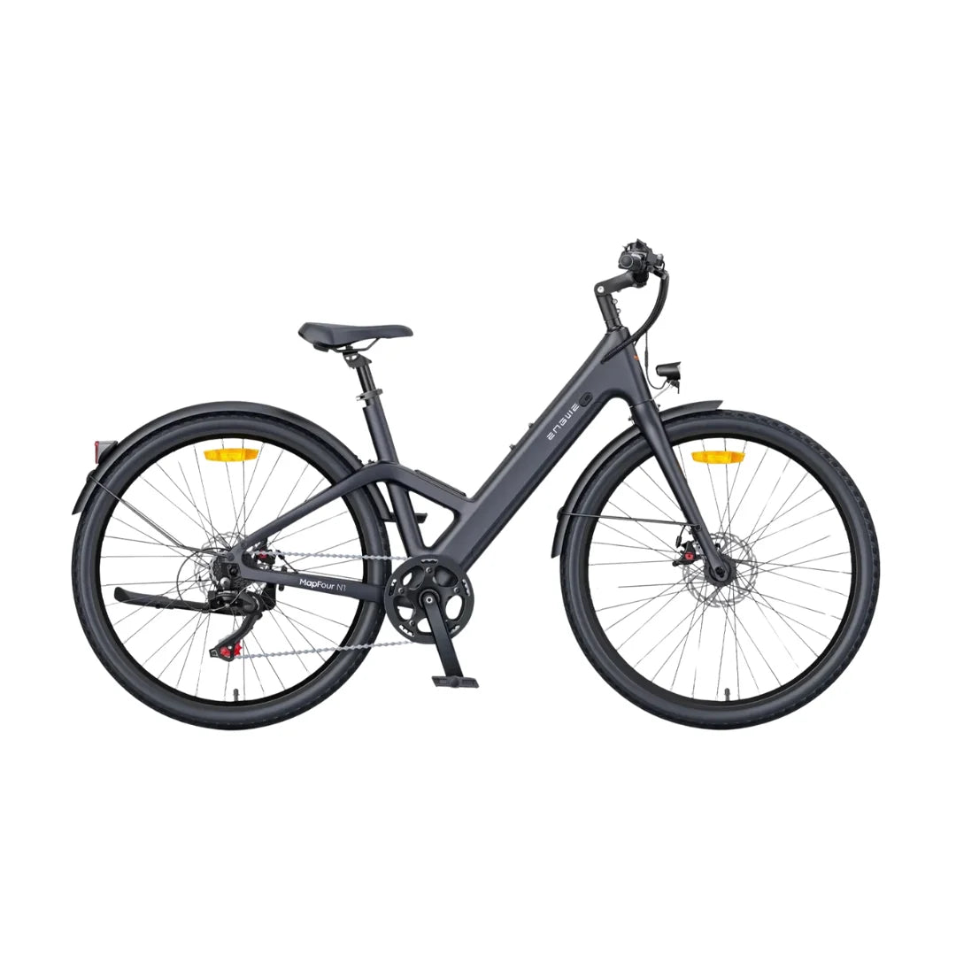 Na sliki je električno kolo znamke Engwe, model MapFour N1. Kolo ima moderno obliko in je opremljeno z diskastimi zavorami ter širokimi pnevmatikami, kar zagotavlja dobro stabilnost in udobje pri vožnji. Barva kolesa je temno siva, kar mu daje eleganten videz. Vidni so tudi elementi, kot so sedež, krmilo in pedala.