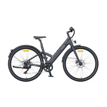 Na sliki je električno kolo znamke Engwe, model MapFour N1. Kolo ima moderno obliko in je opremljeno z diskastimi zavorami ter širokimi pnevmatikami, kar zagotavlja dobro stabilnost in udobje pri vožnji. Barva kolesa je temno siva, kar mu daje eleganten videz. Vidni so tudi elementi, kot so sedež, krmilo in pedala.