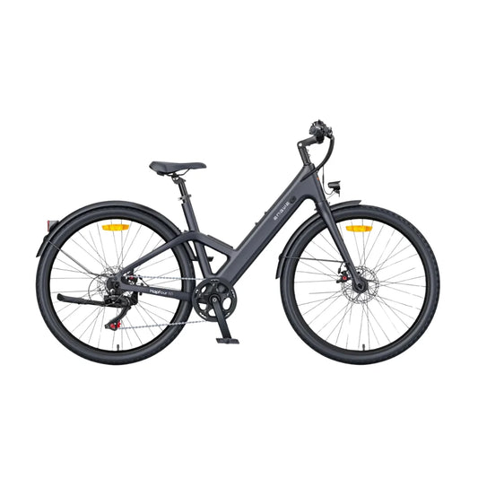 Na sliki je električno kolo znamke Engwe, model MapFour N1. Kolo ima moderno obliko in je opremljeno z diskastimi zavorami ter širokimi pnevmatikami, kar zagotavlja dobro stabilnost in udobje pri vožnji. Barva kolesa je temno siva, kar mu daje eleganten videz. Vidni so tudi elementi, kot so sedež, krmilo in pedala.