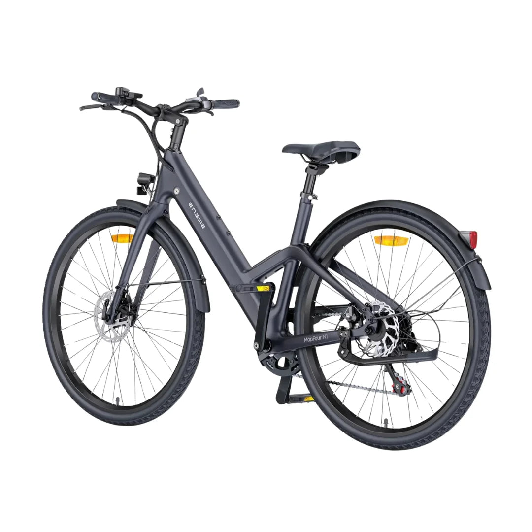 Izdelek je električno kolo znamke Engwe, model Mapfour N1. Na sliki je prikazano kolo s sodobnim dizajnom, ki vključuje široke pnevmatike, udoben sedež in ergonomsko oblikovana krmila. Kolo ima tudi disk zavore in je zasnovano za enostavno vožnjo po mestnih in podeželskih poteh. Barva okvirja je temna, kar mu daje eleganten videz.