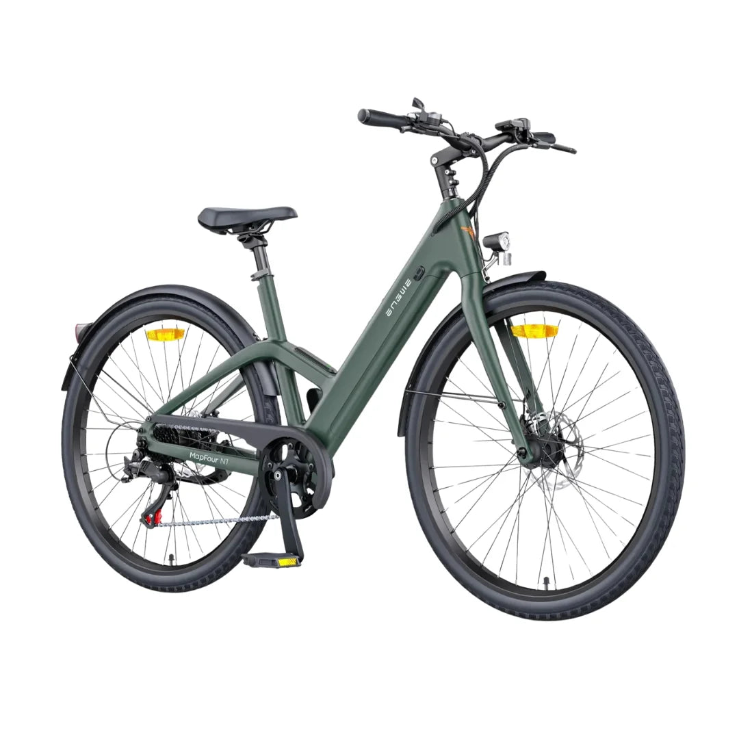 Izdelek na sliki je električno kolo znamke Engwe, model MapFour N1. Kolo ima sodoben in eleganten dizajn v temno zeleni barvi. Na sliki so vidni široki kolesi, udobno sedežno mesto ter upravljalne ročice na krmilu, kar nakazuje na udobno vožnjo. Opremljeno je z disk zavorami in reflektorji za večjo varnost.
