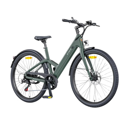 Izdelek na sliki je električno kolo znamke Engwe, model MapFour N1. Kolo ima sodoben in eleganten dizajn v temno zeleni barvi. Na sliki so vidni široki kolesi, udobno sedežno mesto ter upravljalne ročice na krmilu, kar nakazuje na udobno vožnjo. Opremljeno je z disk zavorami in reflektorji za večjo varnost.