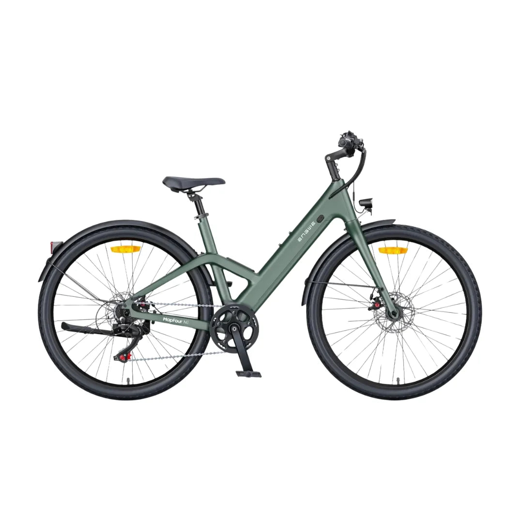 Izdelek je električno kolo znamke Engwe, model MapFour N1 Air. Na sliki je prikazano kolo v zeleni barvi, ki ima udoben sedež in široke pnevmatike. Kolo je opremljeno s prednjim in zadnjim kolesom ter ima vidne zavore in odsevne elemente. Oblika okvirja je moderna in ergonomska, kar omogoča udobno vožnjo.