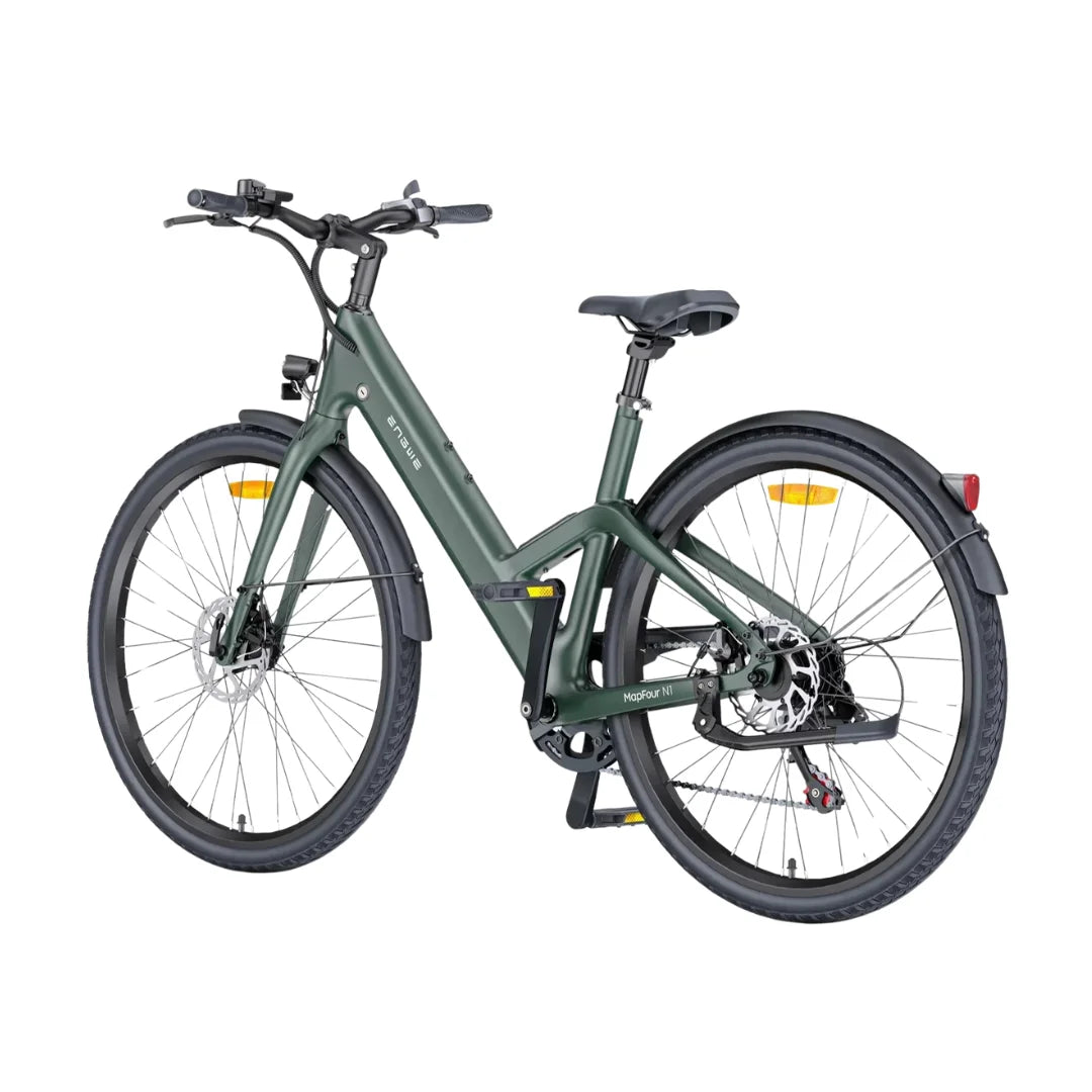 Izdelek je električno kolo, znamke Engwe, model MapFour N1 Air. Na sliki je vidna moderna zasnova kolesa v temno zeleni barvi, s širokimi pnevmatikami in udobnim sedežem. Kolo ima tudi prednjo in zadnjo luč ter disk zavore, kar nakazuje na njegovo funkcionalnost in varnost pri vožnji.