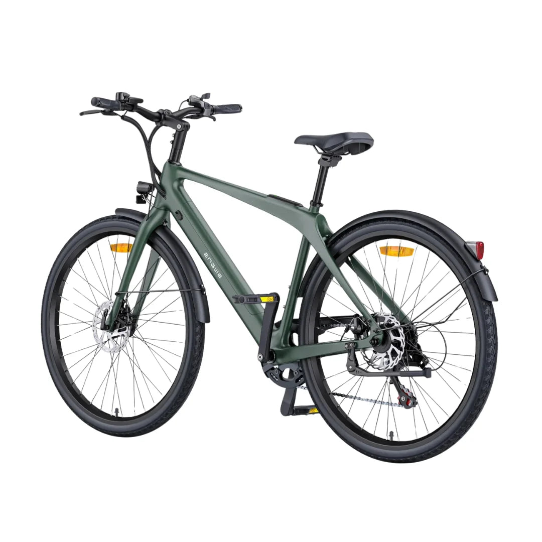 Izdelek je električno kolo, znamke Engwe, model Mapfour N1 Air. Na sliki je vidno kolo v temno zeleni barvi, s športnim dizajnom in udobnim sedežem. Ima široke pnevmatike, sprednje in zadnje zavore ter dodatke, kot so blatniki in odsevni elementi za večjo varnost. Kolo je zasnovano za udobno vožnjo po različnih terenih.