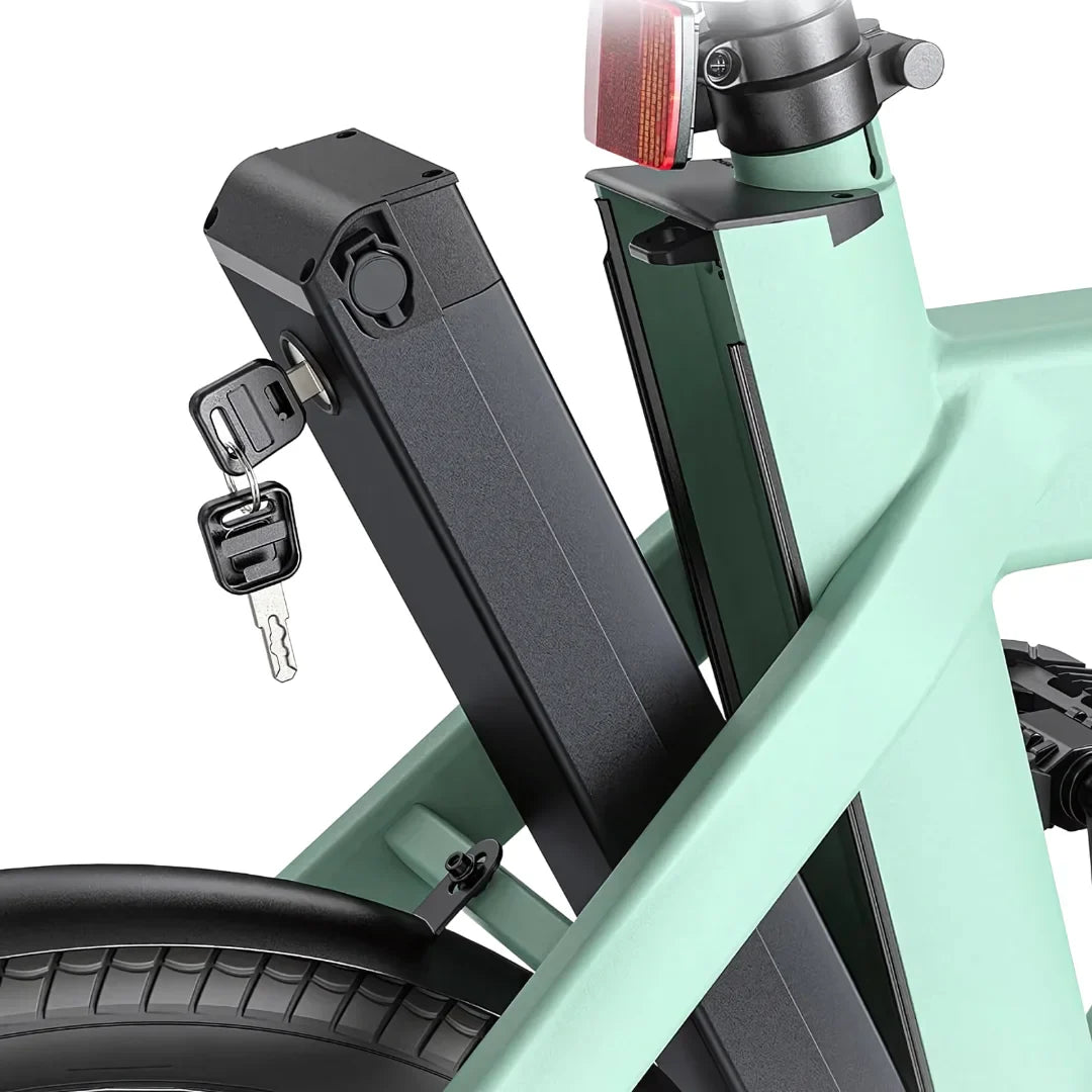 Na sliki je električno kolo znamke Engwe, model P20. Vidna je baterija, ki je nameščena na okvirju kolesa, skupaj z ključavnico in ključem, kar omogoča enostavno odstranjevanje baterije. Kolo ima sodoben dizajn, s poudarjeno strukturo okvirja in zadnjim kolesom.