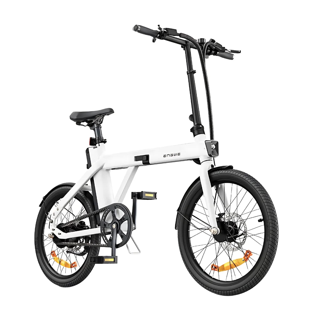 Izdelek na sliki je električno kolo znamke Engwe, model P20. Kolo ima kompakten in moderen dizajn, z belim okvirjem in manjšimi kolesi, kar ga naredi primerno za mestno vožnjo. Vidni so tudi pedali, ročaji in sedež, kar kaže na njegovo funkcionalnost in udobje pri vožnji. Kolo je opremljeno z disk zavorami, kar zagotavlja dobro zavorno moč.