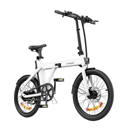 Izdelek na sliki je električno kolo znamke Engwe, model P20. Kolo ima kompakten in moderen dizajn, z belim okvirjem in manjšimi kolesi, kar ga naredi primerno za mestno vožnjo. Vidni so tudi pedali, ročaji in sedež, kar kaže na njegovo funkcionalnost in udobje pri vožnji. Kolo je opremljeno z disk zavorami, kar zagotavlja dobro zavorno moč.