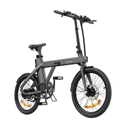 Izdelek na sliki je električno kolo, model Engwe P20. Kolo ima kompaktno zasnovo s prečnimi kolesi, ergonomskim sedežem in upravljalnikom. Na sliki so vidni tudi pedali, zavorni sistemi in okvir v temno sivi barvi, kar daje kolesu sodoben in minimalističen videz.