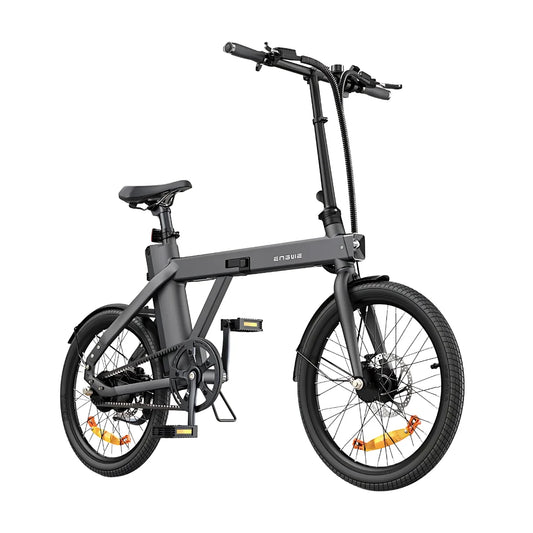 Izdelek na sliki je električno kolo, model Engwe P20. Kolo ima kompaktno zasnovo s prečnimi kolesi, ergonomskim sedežem in upravljalnikom. Na sliki so vidni tudi pedali, zavorni sistemi in okvir v temno sivi barvi, kar daje kolesu sodoben in minimalističen videz.