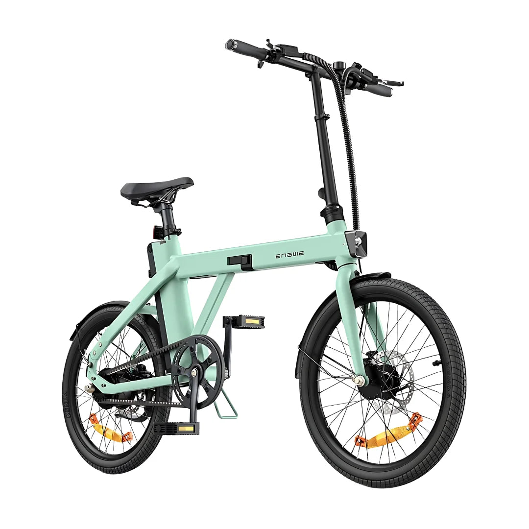 Izdelek na sliki je električno kolo znamke Engwe, model P20. Kolo ima kompakten dizajn z majhnimi kolesi in preprosto oblikovano aluminijasto ogrodje v svetlo zeleni barvi. Vidni so tudi pedali, krmilo in sedež, kar nakazuje na praktičnost in udobje pri vožnji. Kolo je primerno za mestno uporabo in enostavno shranjevanje.