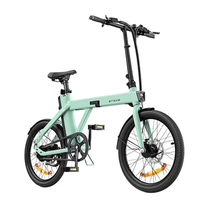 Izdelek na sliki je električno kolo znamke Engwe, model P20. Kolo ima kompakten dizajn z majhnimi kolesi in preprosto oblikovano aluminijasto ogrodje v svetlo zeleni barvi. Vidni so tudi pedali, krmilo in sedež, kar nakazuje na praktičnost in udobje pri vožnji. Kolo je primerno za mestno uporabo in enostavno shranjevanje.