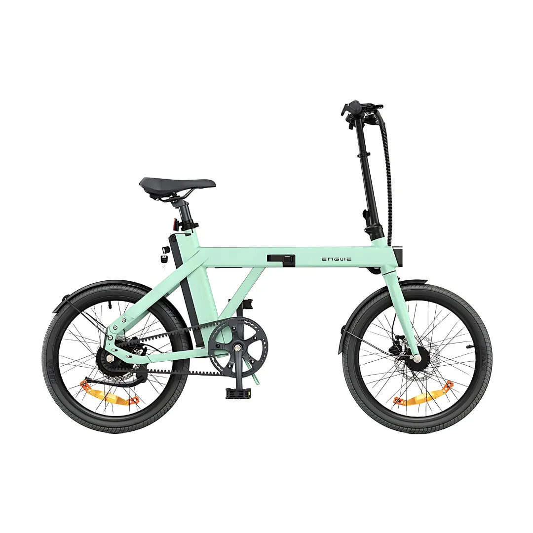 Izdelek je električno kolo, znamke Engwe, model P20. Na sliki je prikazano zložljivo električno kolo v svetlo zeleni barvi. Kolo ima manjše kolesa, ergonomsko oblikovan sedež in enostavno zložljivo konstrukcijo, kar omogoča enostavno prenašanje in shranjevanje. Vidne so tudi zavore in pogonski sistem, kar nakazuje na njegovo funkcionalnost in praktičnost za mestno vožnjo.