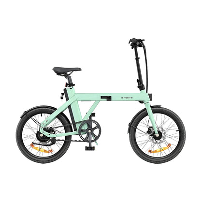 Izdelek je električno kolo, znamke Engwe, model P20. Na sliki je prikazano zložljivo električno kolo v svetlo zeleni barvi. Kolo ima manjše kolesa, ergonomsko oblikovan sedež in enostavno zložljivo konstrukcijo, kar omogoča enostavno prenašanje in shranjevanje. Vidne so tudi zavore in pogonski sistem, kar nakazuje na njegovo funkcionalnost in praktičnost za mestno vožnjo.