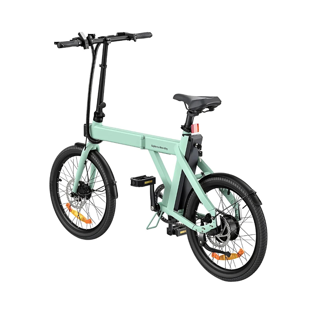 Izdelek na sliki je električno kolo znamke Engwe, model P20. Kolo ima kompaktno zasnovo s kratkim okvirjem in manjšimi kolesi, kar ga naredi primernega za urbano vožnjo. Na sliki so vidni tudi ergonomični ročaji, sedež in pedala, kar kaže na udobno in praktično uporabo. Barva okvirja je svetlo zelena, kar mu daje sodoben videz.