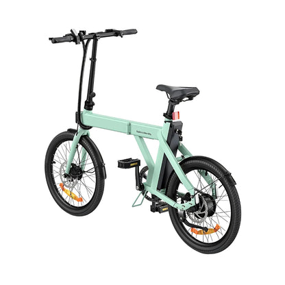 Izdelek na sliki je električno kolo znamke Engwe, model P20. Kolo ima kompaktno zasnovo s kratkim okvirjem in manjšimi kolesi, kar ga naredi primernega za urbano vožnjo. Na sliki so vidni tudi ergonomični ročaji, sedež in pedala, kar kaže na udobno in praktično uporabo. Barva okvirja je svetlo zelena, kar mu daje sodoben videz.