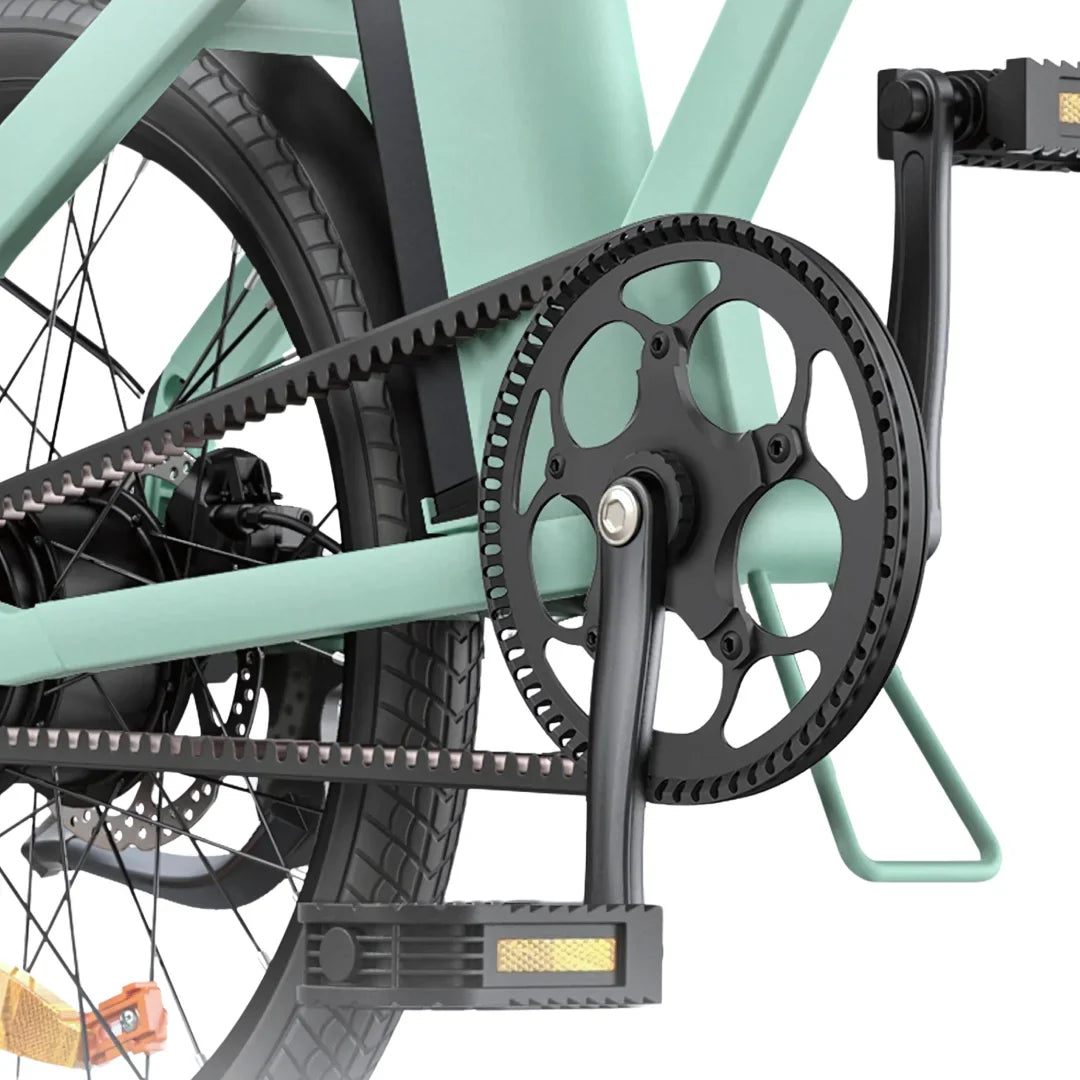 Izdelek na sliki je električno kolo, model Engwe P20. Vidna je zadnja stran kolesa, kjer so prikazani verižnik, pedal in del okvirja. Kolo ima moderni dizajn z značilno barvo in uporablja verigo za prenos moči, kar je značilno za električna kolesa.