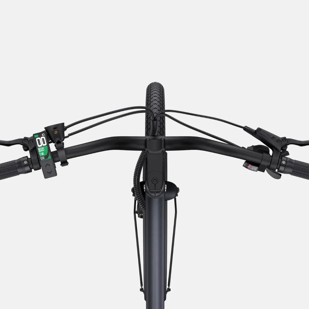 Izdelek na sliki je električno kolo znamke Engwe, model P275 ST. Na sliki je prikazan pogled na krmilo, ki vključuje ročice za zaviranje, digitalni zaslon za prikaz informacij ter kabli, ki so urejeni ob okvirju. Kolo ima široke pnevmatike, kar kaže na njegovo primernost za različne terene.