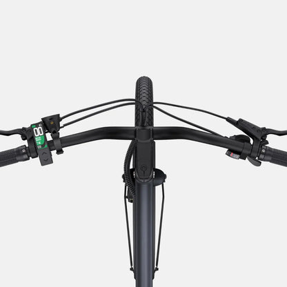 Izdelek na sliki je električno kolo znamke Engwe, model P275 ST. Na sliki je prikazan pogled na krmilo, ki vključuje ročice za zaviranje, digitalni zaslon za prikaz informacij ter kabli, ki so urejeni ob okvirju. Kolo ima široke pnevmatike, kar kaže na njegovo primernost za različne terene.