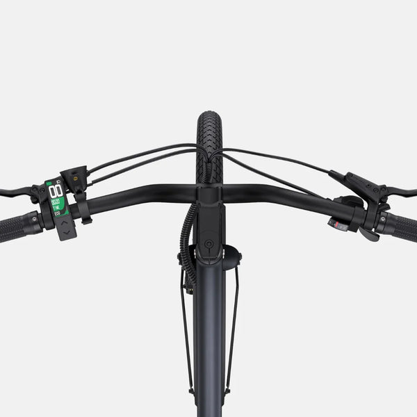 Izdelek na sliki je električno kolo znamke Engwe, model P275 ST. Na sliki je prikazan pogled na krmilo, ki vključuje ročice za zaviranje, digitalni zaslon za prikaz informacij ter kabli, ki so urejeni ob okvirju. Kolo ima široke pnevmatike, kar kaže na njegovo primernost za različne terene.