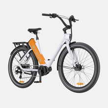 Na sliki je električno kolo znamke Engwe, model P275 ST. Kolo ima moderno obliko z belo in oranžno barvno kombinacijo. Vidni so široki kolesi, robusten okvir ter električni motor, ki je nameščen na zadnjem delu. Na kolesu je tudi nosilec za prtljago, kar omogoča enostavno prevažanje stvari. Ergonomični ročaji in nizka geometrija okvirja zagotavljata udobno vožnjo.