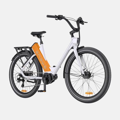 Na sliki je električno kolo znamke Engwe, model P275 ST. Kolo ima moderno obliko z belo in oranžno barvno kombinacijo. Vidni so široki kolesi, robusten okvir ter električni motor, ki je nameščen na zadnjem delu. Na kolesu je tudi nosilec za prtljago, kar omogoča enostavno prevažanje stvari. Ergonomični ročaji in nizka geometrija okvirja zagotavljata udobno vožnjo.