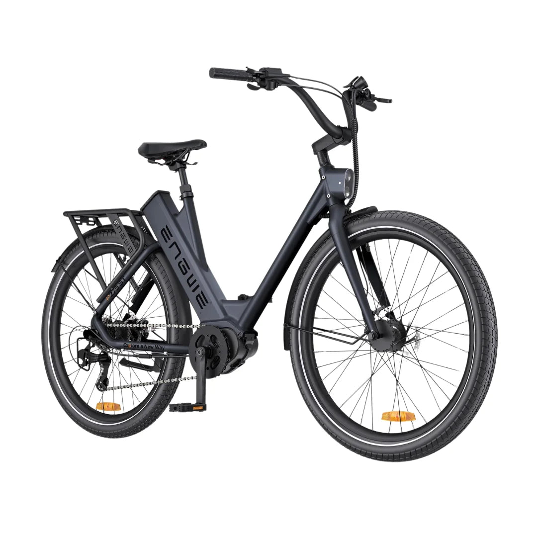 Izdelek je električno kolo znamke Engwe, model P275 ST. Na sliki je vidno moderno električno kolo s širokimi pnevmatikami, nizkim okvirjem za lažji dostop ter prtljažnikom na zadnjem delu. Kolo ima tudi električni motor, ki je nameščen na sredini, kar omogoča udobno vožnjo. Ročaji in krmilo so zasnovani za udobno upravljanje.