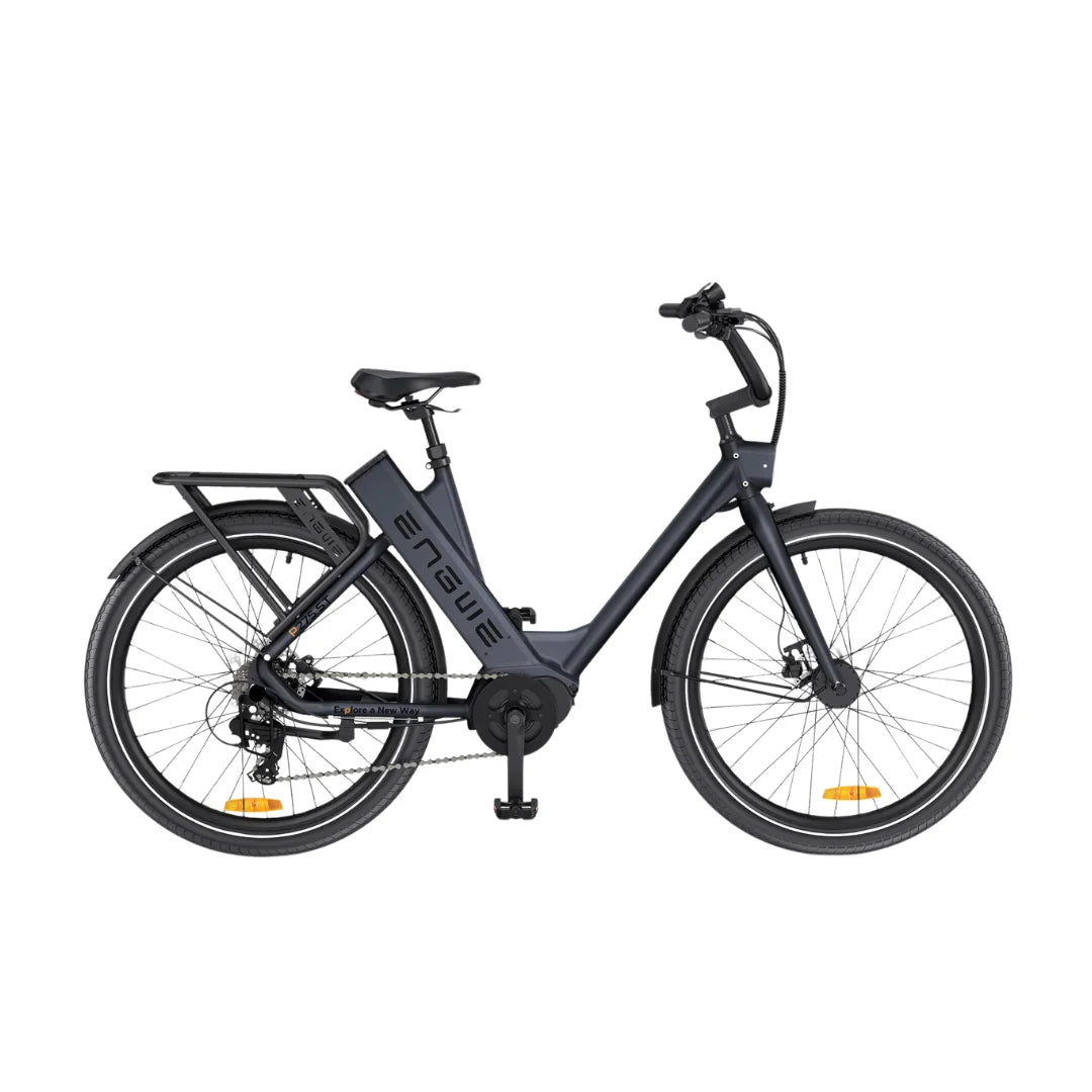Izdelek je električno kolo, znamke Engwe, model P275 ST. Na sliki je vidno kolo s sodobnim dizajnom, nizkim okvirjem za lažji dostop, širokimi pnevmatikami in dodatnim prtljažnikom na zadnjem delu. Barva je temno siva, kar mu daje eleganten videz. Kolo je opremljeno z električnim motorjem, kar omogoča udobno in enostavno vožnjo.
