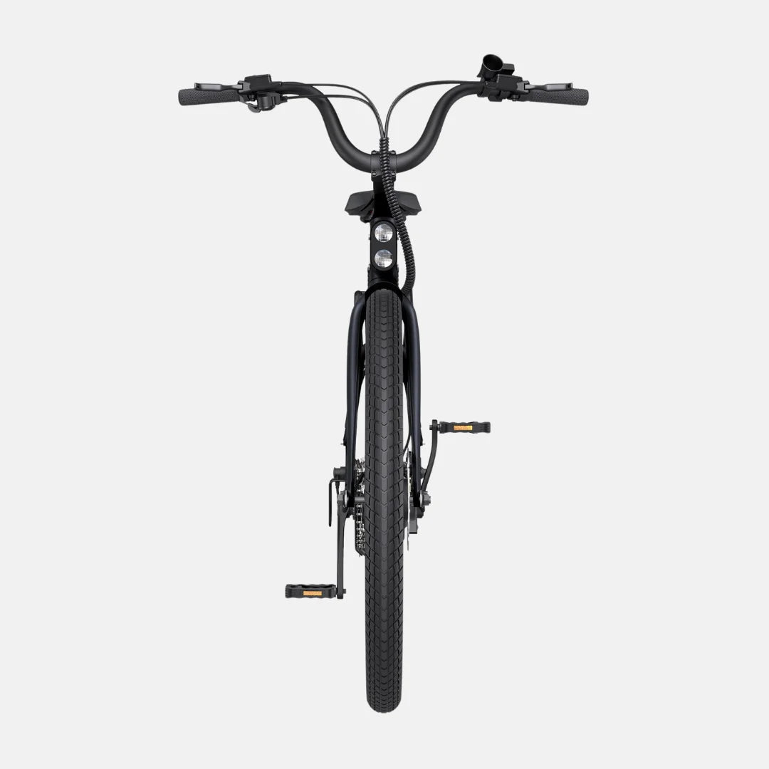 Izdelek je električno kolo znamke Engwe, model P275 ST. Na sliki je prikazan sprednji del kolesa, ki vključuje krmilo, luči in pedala. Kolo ima robustne pnevmatike, kar nakazuje na primernost za različne terene. Celoten videz je eleganten in sodoben, prevladuje črna barva.