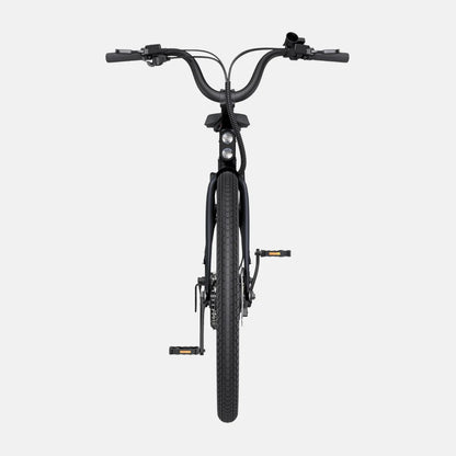 Izdelek je električno kolo znamke Engwe, model P275 ST. Na sliki je prikazan sprednji del kolesa, ki vključuje krmilo, luči in pedala. Kolo ima robustne pnevmatike, kar nakazuje na primernost za različne terene. Celoten videz je eleganten in sodoben, prevladuje črna barva.