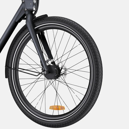 Izdelek je električno kolo, znamke Engwe, model P275 ST. Na sliki je vidna sprednja kolesa s črnimi platišči, pnevmatikami in disk zavoro. Kolo ima tudi reflektor za večjo vidnost. Celoten dizajn je minimalističen in sodoben.