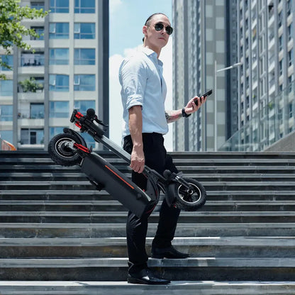 Na sliki je električni skiro znamke Engwe, model Y600S. Vidimo moškega v poslovni obleki, ki drži zložen skiro in telefon v roki, medtem ko stoji na stopnicah v urbanem okolju. Okolica je moderna, z visokimi stavbami v ozadju, kar nakazuje na mestno okolje.