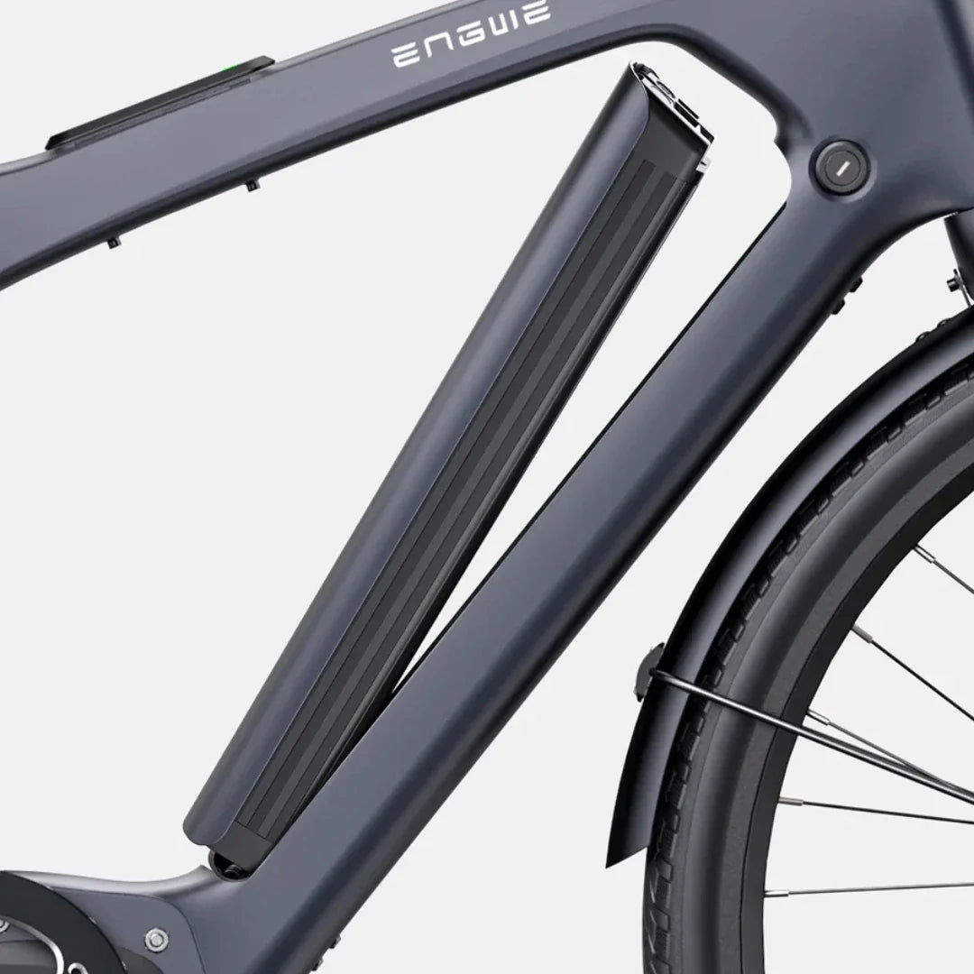 Izdelek je električno kolo znamke Engwe, model Mapfour N1 Pro. Na sliki je vidna baterija, ki je elegantno vgrajena v okvir kolesa, kar prispeva k modernemu in minimalističnemu videzu. Kolo je zasnovano za udobno in učinkovito vožnjo, kar nakazuje tudi njegova zasnova.