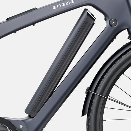 Izdelek je električno kolo znamke Engwe, model Mapfour N1 Pro. Na sliki je vidna baterija, ki je elegantno vgrajena v okvir kolesa, kar prispeva k modernemu in minimalističnemu videzu. Kolo je zasnovano za udobno in učinkovito vožnjo, kar nakazuje tudi njegova zasnova.