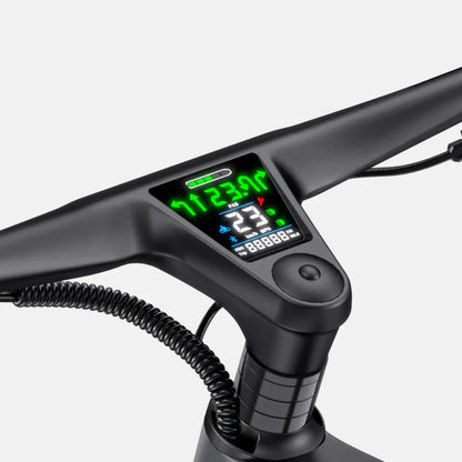 Izdelek je električno kolo znamke Engwe, model Mapfour N1 Pro. Na sliki je prikazan del krmila, ki vključuje digitalni zaslon. Ta zaslon prikazuje različne informacije, kot so hitrost, nivo baterije in druge funkcije, kar uporabniku omogoča enostavno spremljanje podatkov med vožnjo. Krmilo je oblikovano v sodobnem slogu z dodatnimi funkcijami za udobno upravljanje.