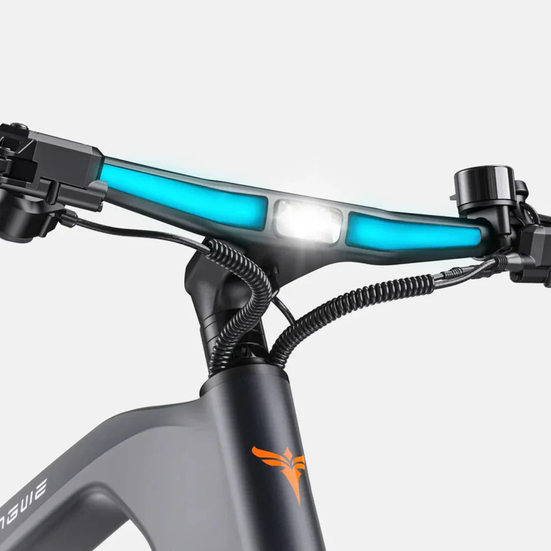 Izdelek je električno kolo, znamke Engwe, model Mapfour N1 Pro. Na sliki je prikazan del krmila, ki vsebuje LED luč in modro osvetlitev, kar nakazuje na sodoben dizajn in funkcionalnost. Vidni so tudi kabli, ki so urejeni in pripomorejo k estetskemu videzu kolesa.