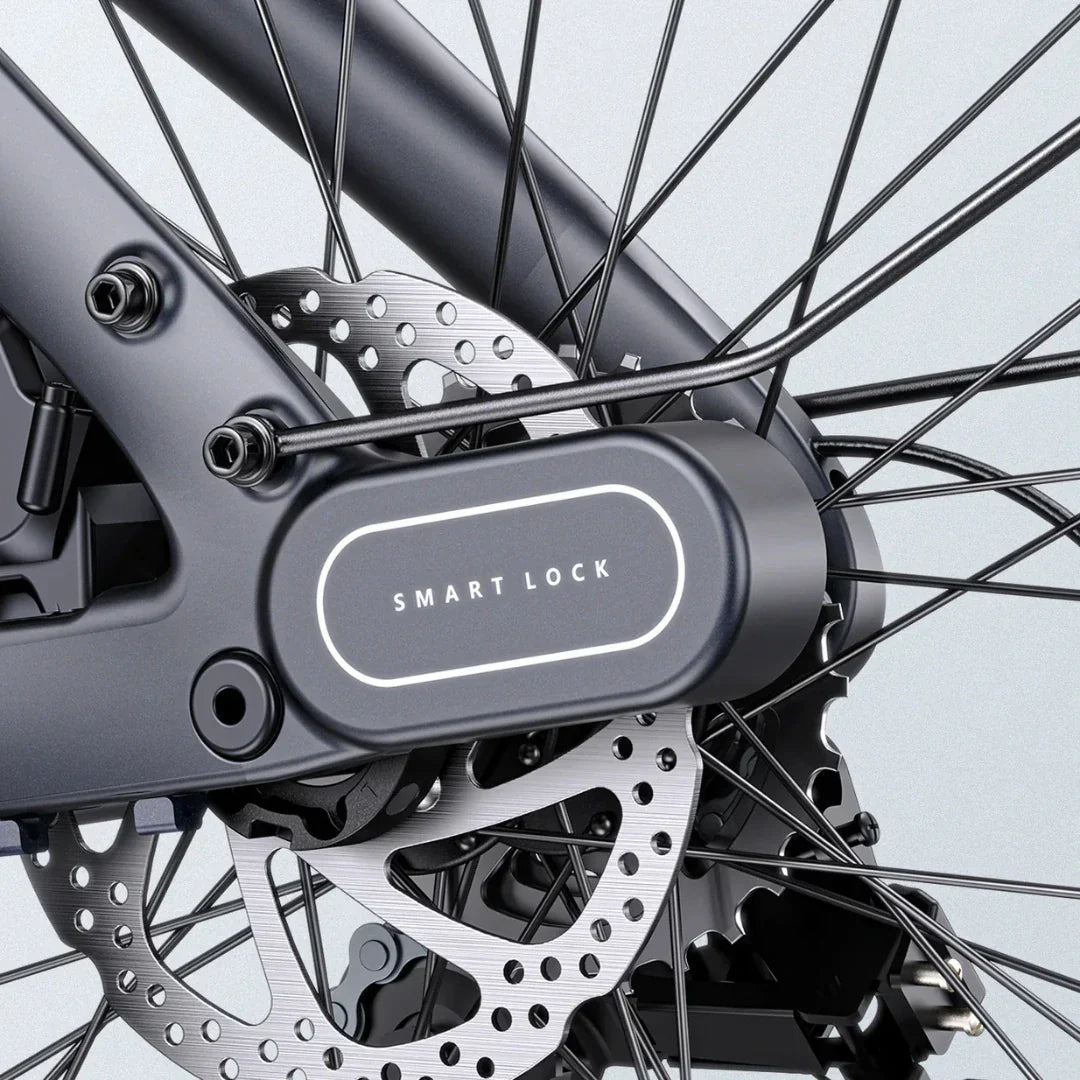 Izdelek je električno kolo, znamke Engwe, model Mapfour N1 Pro. Na sliki je prikazan del kolesa, kjer je vidna pametna ključavnica (SMART LOCK) ter del zavornega sistema, ki vključuje disk zavoro in žice, povezane s kolesom. Kolo ima sodoben dizajn in funkcionalnosti, ki omogočajo varno in enostavno uporabo.