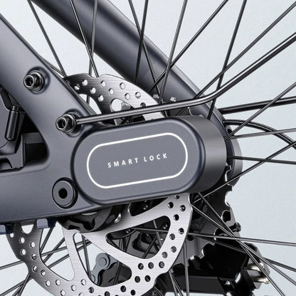 Izdelek je električno kolo, znamke Engwe, model Mapfour N1 Pro. Na sliki je prikazan del kolesa, kjer je vidna pametna ključavnica (SMART LOCK) ter del zavornega sistema, ki vključuje disk zavoro in žice, povezane s kolesom. Kolo ima sodoben dizajn in funkcionalnosti, ki omogočajo varno in enostavno uporabo.