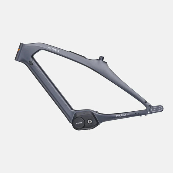 Na sliki je prikazano električno kolo znamke Engwe, model MapFour N1 Pro. Vidna je okvirna struktura kolesa, ki je zasnovana v sodobnem slogu, z integriranim električnim motorjem in baterijo. Barva okvirja je temno siva, kar daje kolesu eleganten videz.