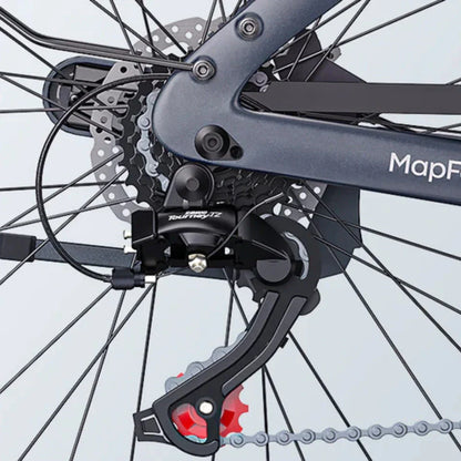 Izdelek na sliki je električno kolo znamke Engwe, model MapFour N1 Pro. Na sliki je prikazan del zadnjega kolesa, kjer so vidni menjalnik in zobniki. Kolo ima sodoben dizajn, z vidnimi komponentami, ki zagotavljajo učinkovito prestavljanje in vožnjo.