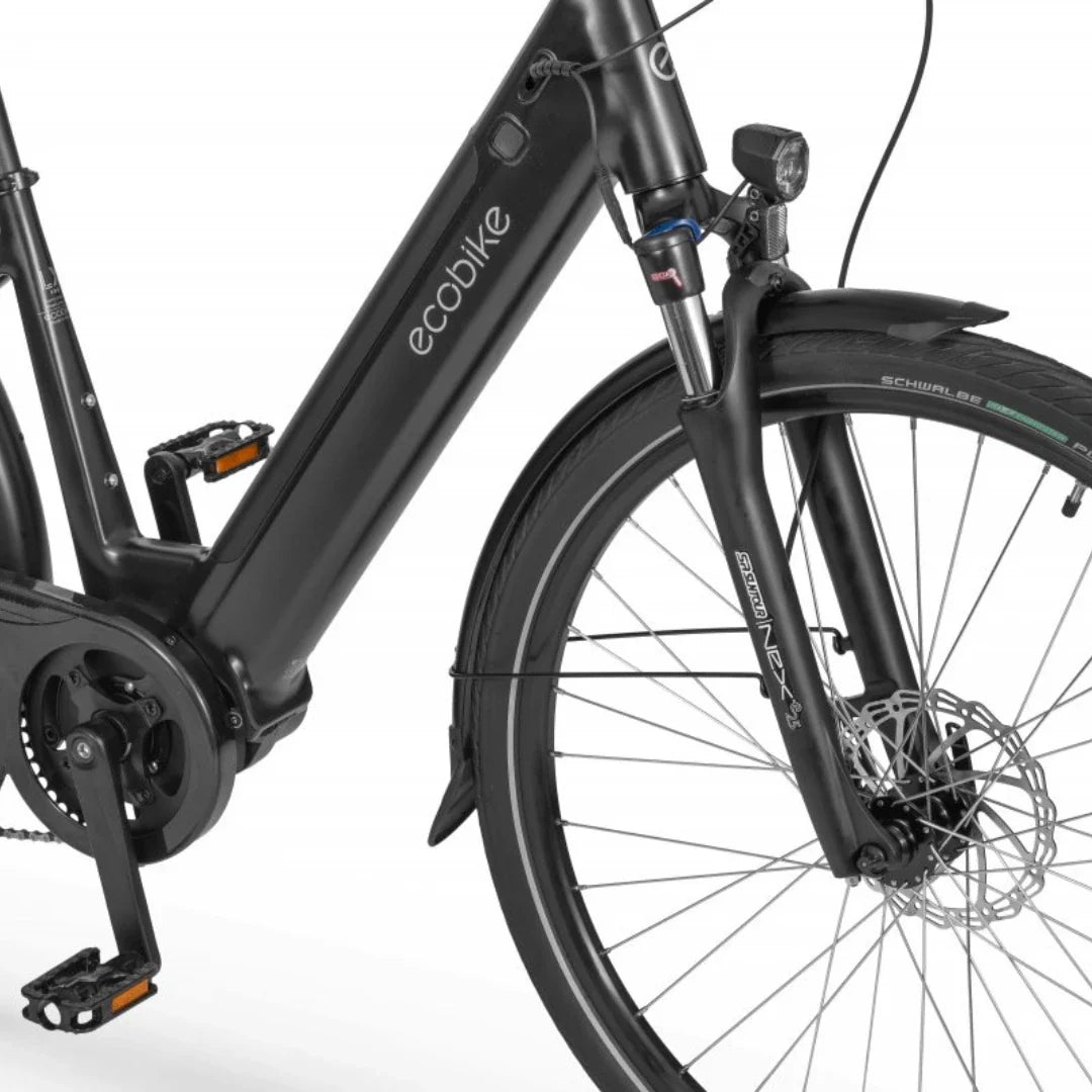 Izdelek na sliki je električno kolo znamke Ecobike, model LX 100. Na sliki je prikazan del okvirja, sprednje vilice in kolesa, ki vključuje disk zavore ter pnevmatiko znamke Schwalbe. Kolo ima sodobno obliko in je zasnovano za udobno vožnjo.