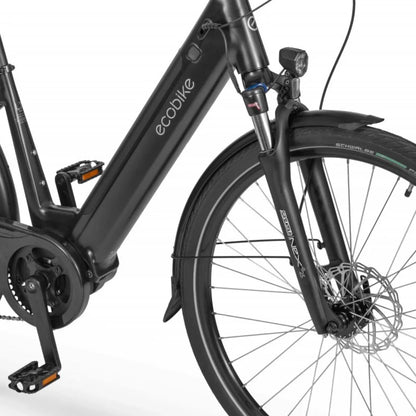 Izdelek na sliki je električno kolo znamke Ecobike, model LX 100. Na sliki je prikazan del okvirja, sprednje vilice in kolesa, ki vključuje disk zavore ter pnevmatiko znamke Schwalbe. Kolo ima sodobno obliko in je zasnovano za udobno vožnjo.