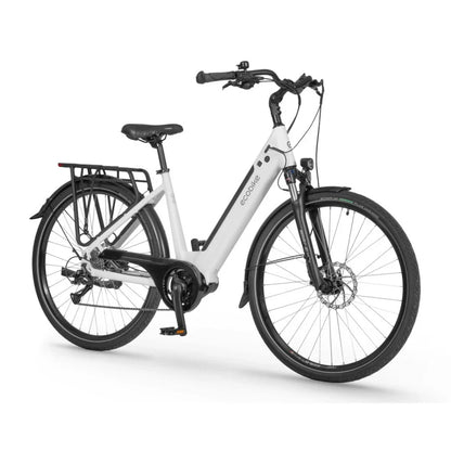 Izdelek na sliki je električno kolo znamke Ecobike, model LX 100. Kolo ima moderno zasnovo z belim okvirjem in udobnim sedežem. Vidni so tudi sprednji in zadnji blatniki ter prtljažnik za prevoz stvari. Kolo je opremljeno z disk zavornim sistemom in širokimi pnevmatikami, kar omogoča udobno vožnjo po različnih terenih.